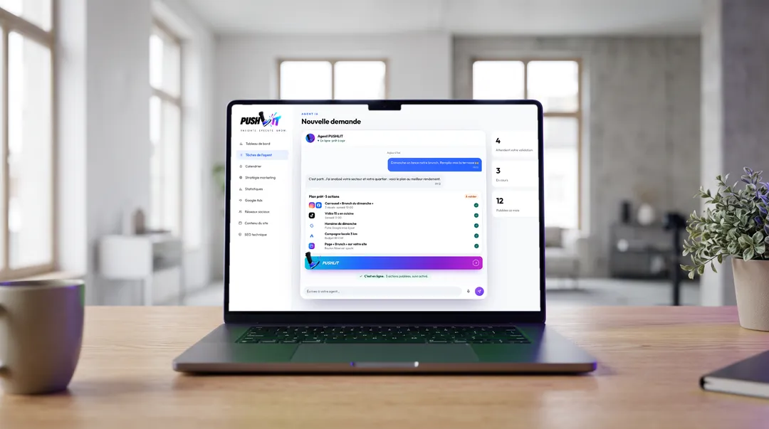 Unternehmerin arbeitet in ihrem Studio mit der PUSHLIT-App an ihrer neuen Website