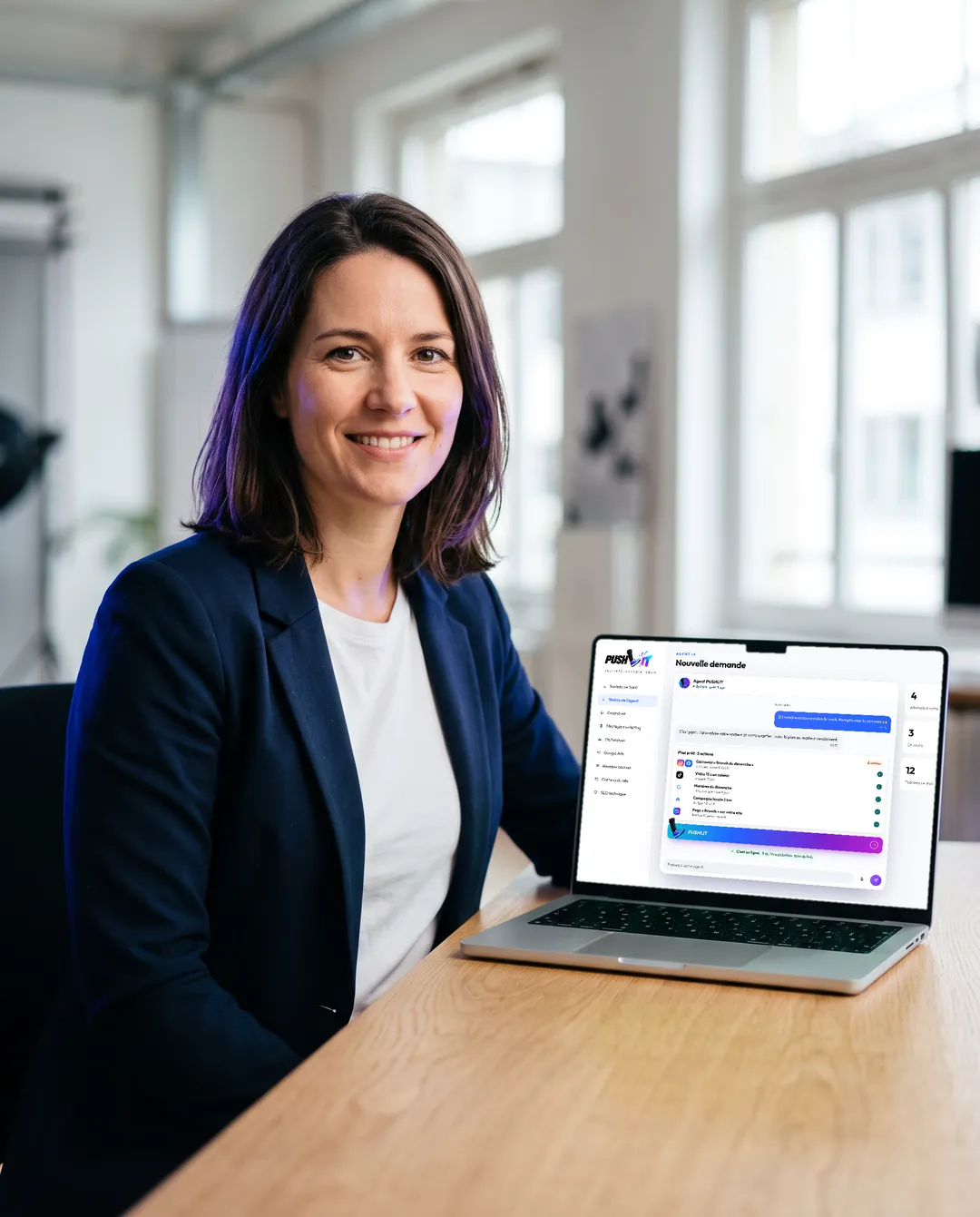 Unternehmerin am Schreibtisch, arbeitet am visuellen Auftritt ihrer Marke