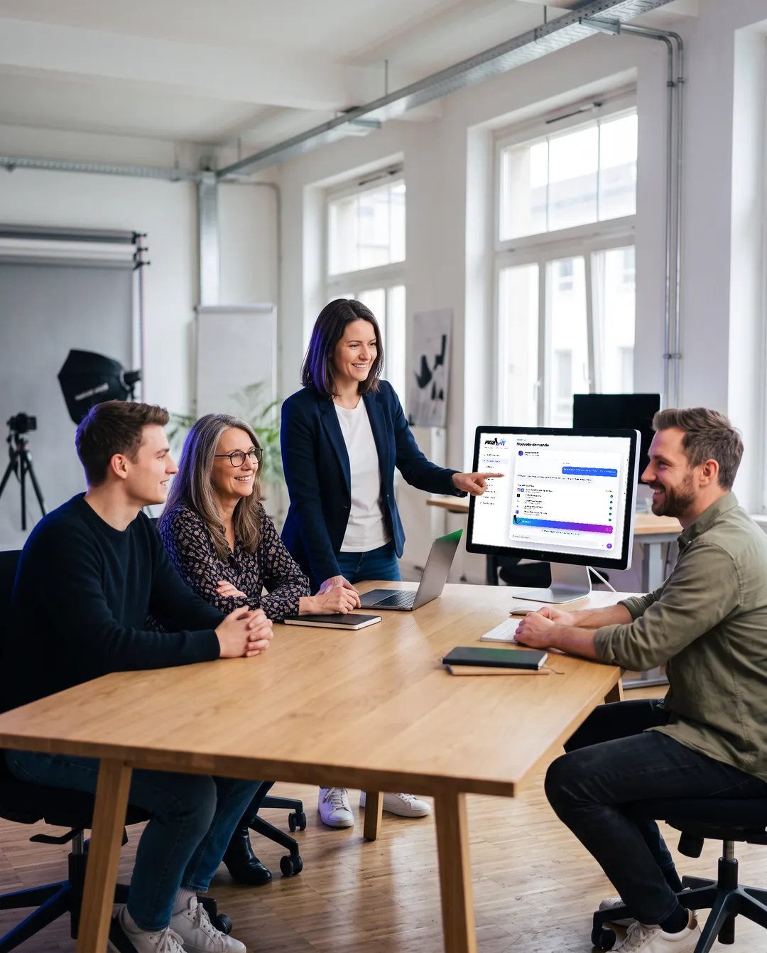 Unternehmerin und ihr Team besprechen ihre Kunden